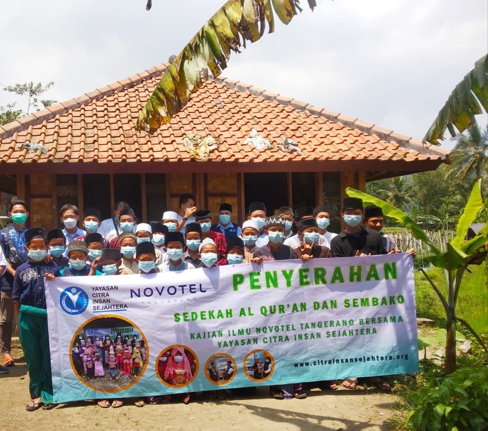 Kegiatan sosial Yayasan Citra Insan Sejahtera berupa sedekah Al-Qur'an dan sembako